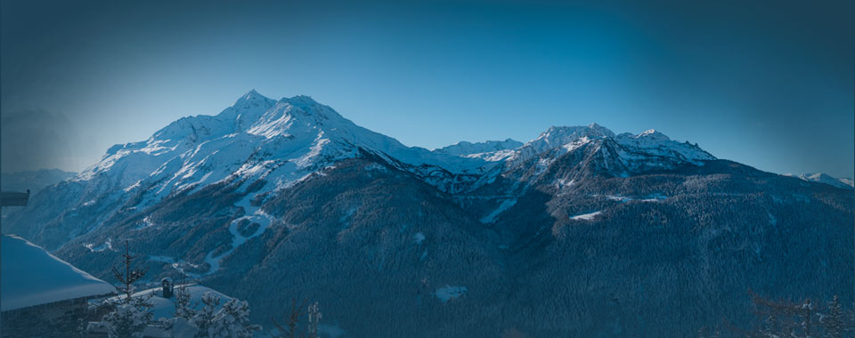 Paysage de montagnes enneigées